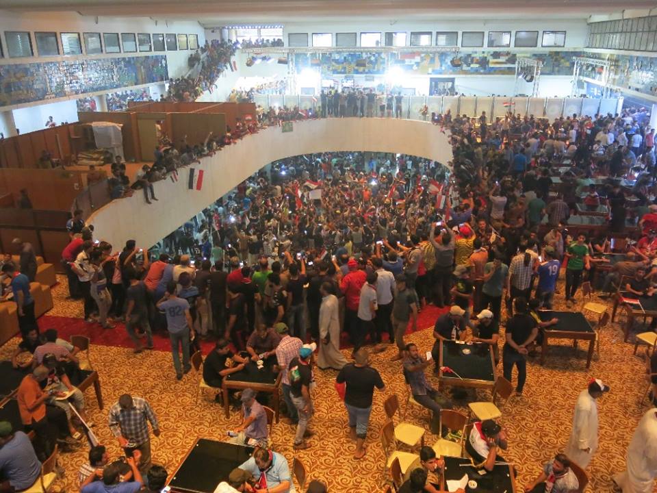 لحظة اقتحام البرلمان العراقي - تصوير: خليل المرشدي